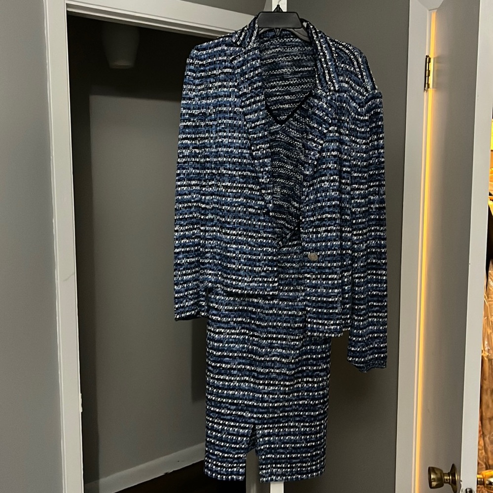 Gorgeous St. John heavy knit 2 piece set.